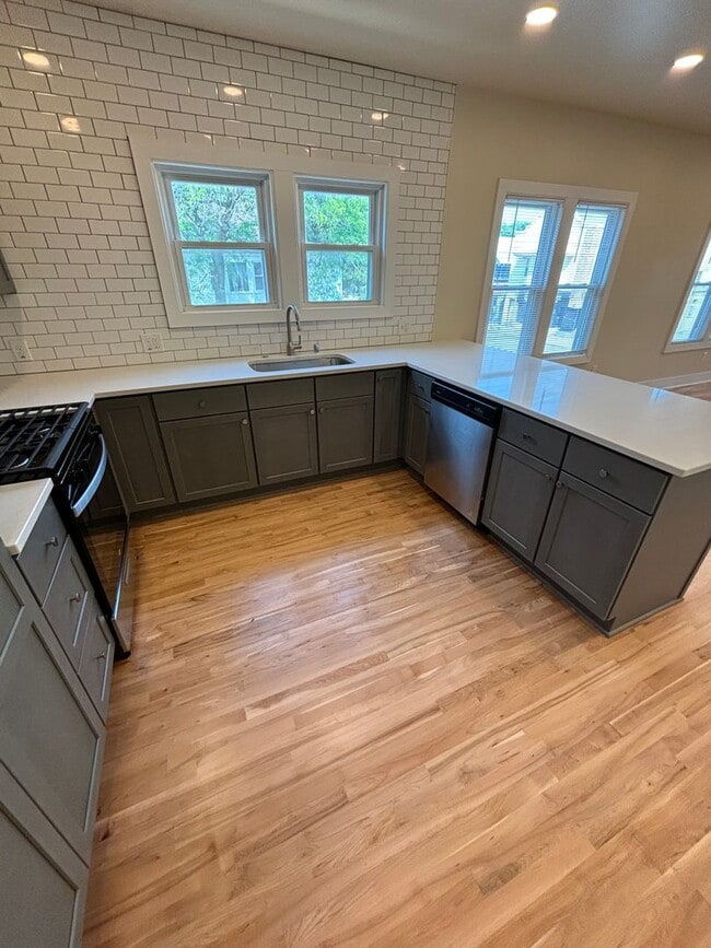 Building Photo - 901-903 E Center St