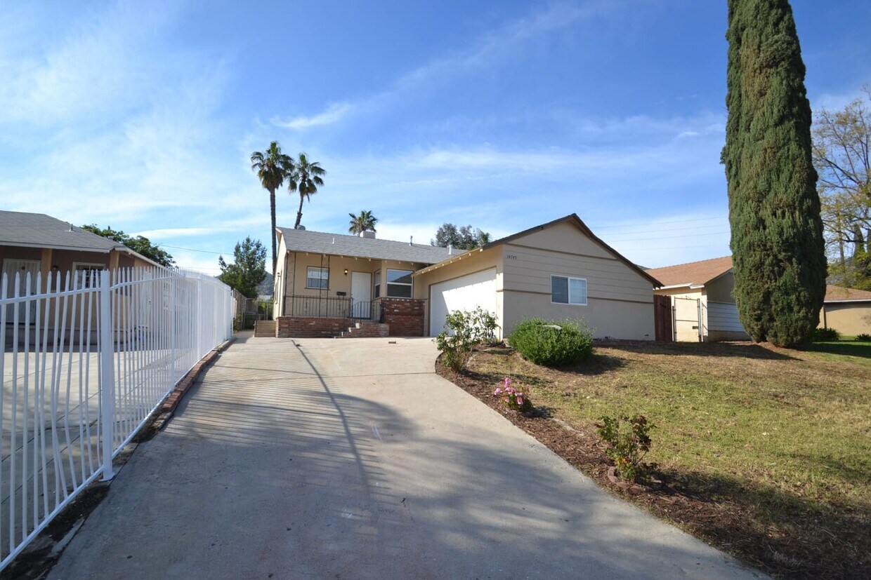 14745 Ararat St House Rental in Los Angeles, CA
