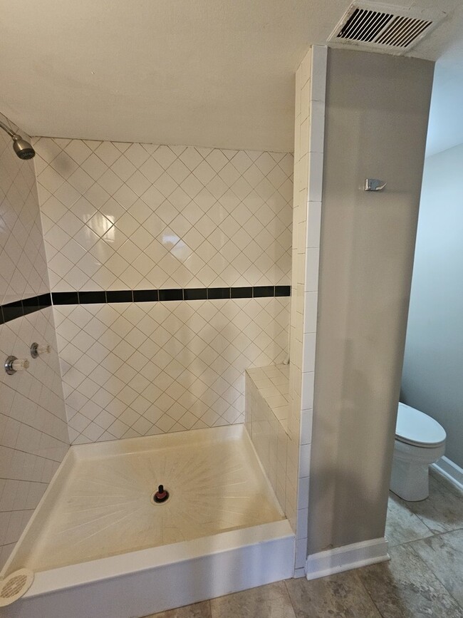 Building Photo - 600 Hawthorne Ln