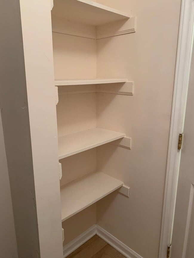 Building Photo - 1 BR, 1 BA Condo-3rd floor *Fresh paint throughout! * Easy to clean flooring only one year old. P...