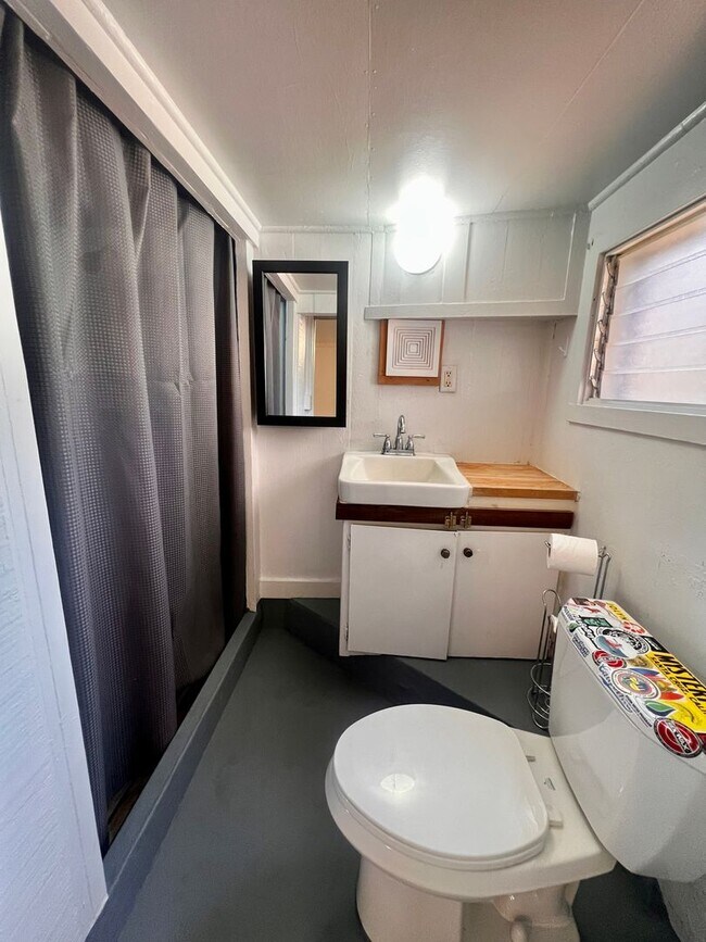 Building Photo - Charming 1 bed, 1 bath, In Kaimuki