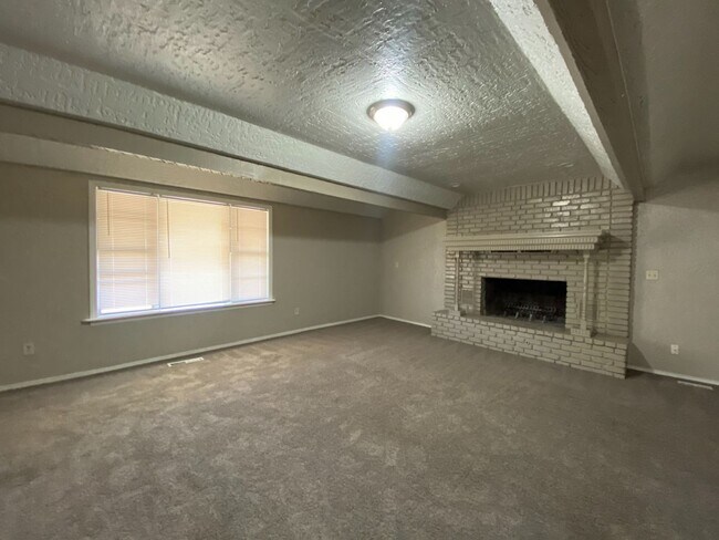 Foto del edificio - Huge 4 Bedroom in West Tulsa