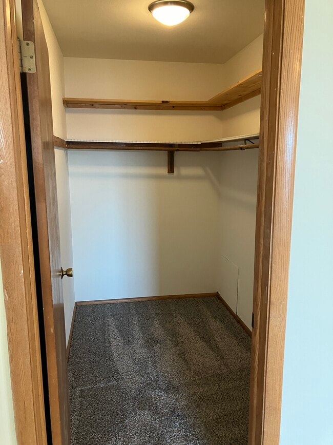 Building Photo - Parkside Pool Apartments