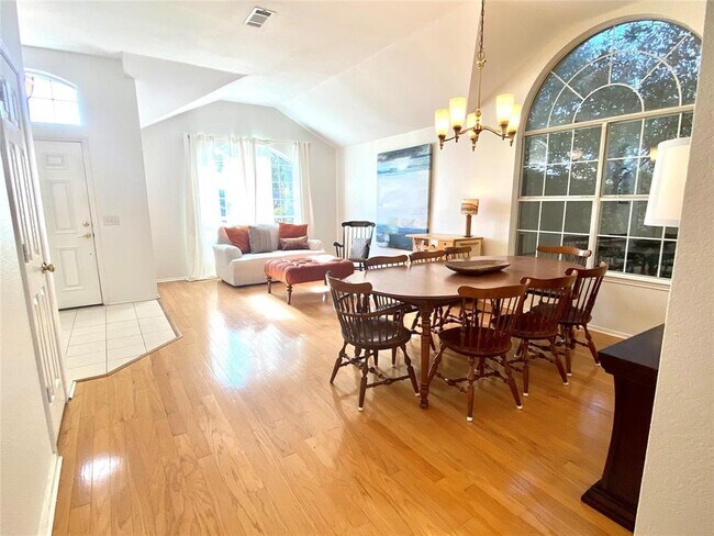 Building Photo - 2801 Crater Lake Ln