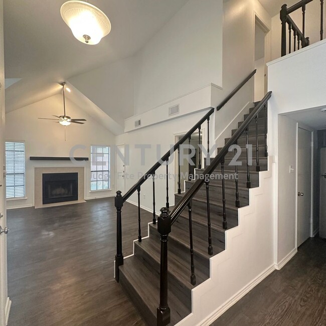 Building Photo - Beautiful 2-Story 2/2 Condo Located in Cop...