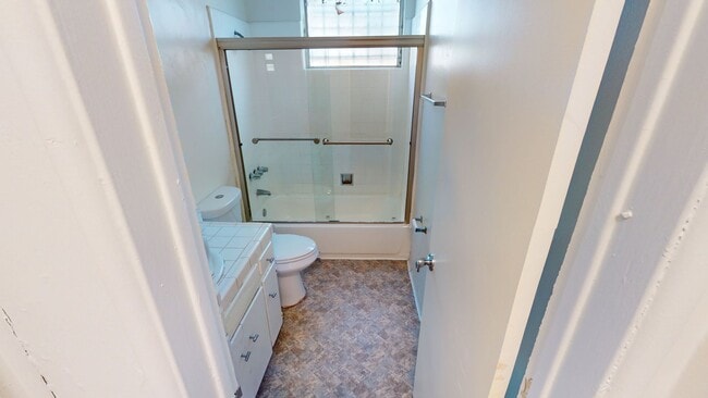 Interior Photo - 950 Grand