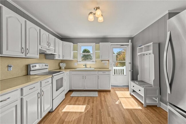 Building Photo - 23 Holten Ave