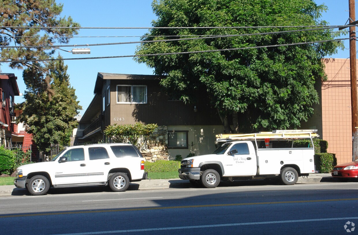 Foto principal - 6743 Whitsett Ave