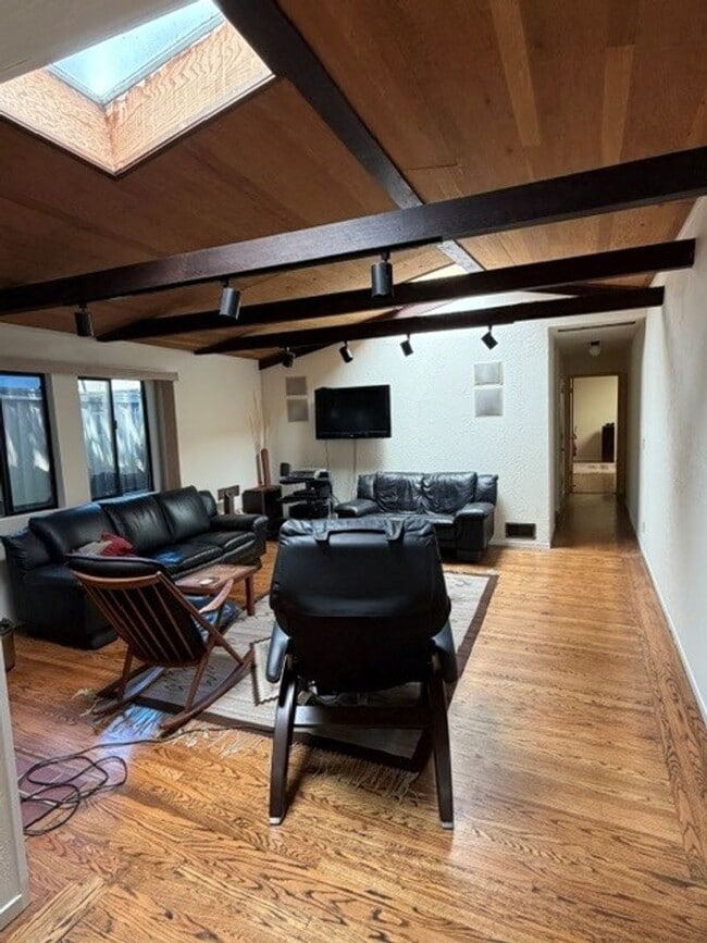 Foto del edificio - Emerald Hills Retreat, 4BR/3BA + Private ADU on Expansive Grounds