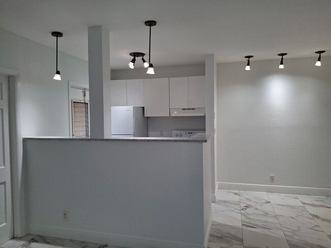 Building Photo - 5050 Bayview Dr