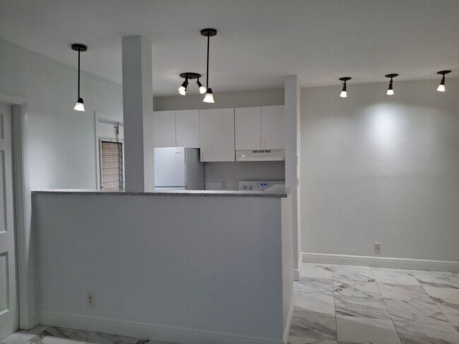 Foto del edificio - 5050 Bayview Dr