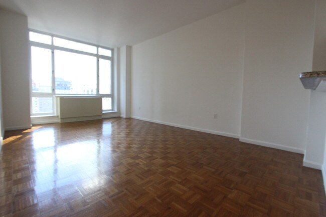 Foto del edificio - 350 W 43rd St