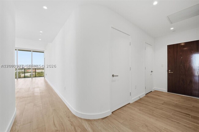 Foto del edificio - 2678 Tigertail Ave