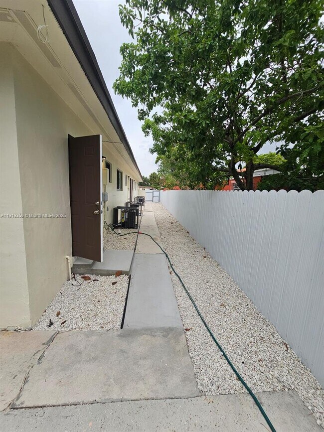 Foto del edificio - 1020 Opa-locka Blvd