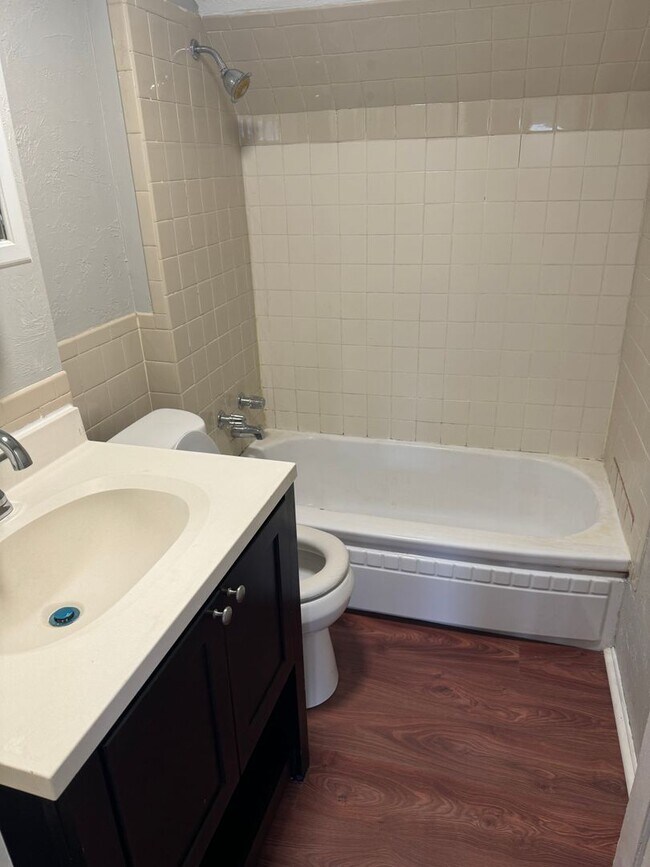 Building Photo - 2 Bedroom 1 Bath Row Home