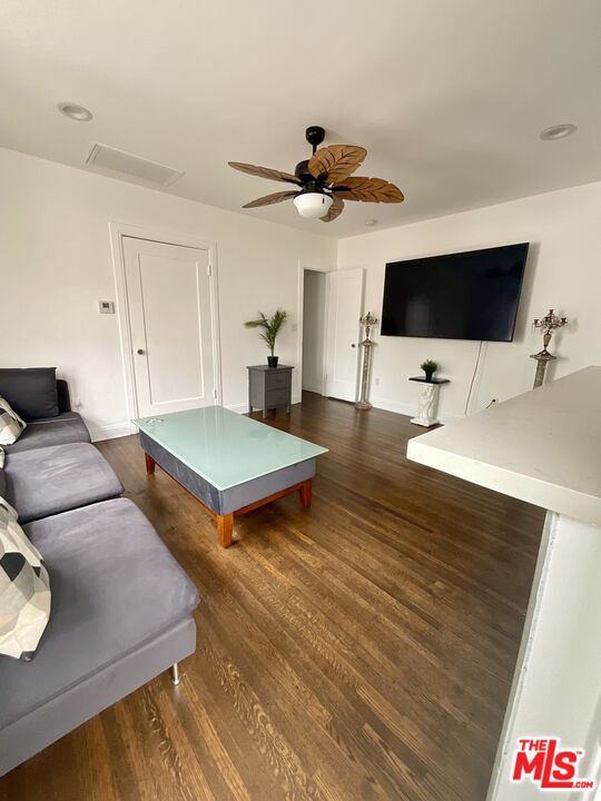 Foto del edificio - 534 W 10th St
