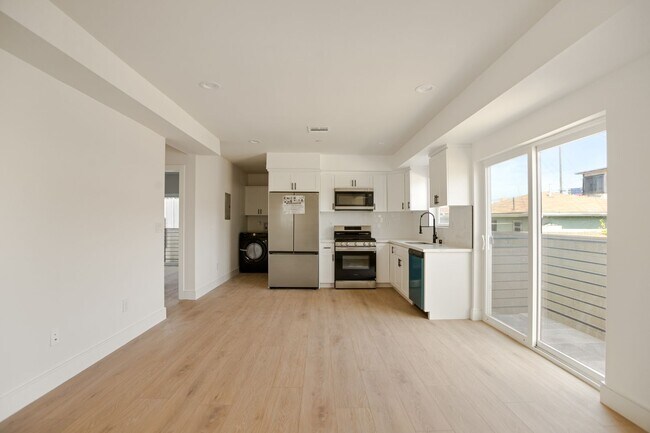 Building Photo - BRAND NEW TOWNHOUSE! One Month Free!