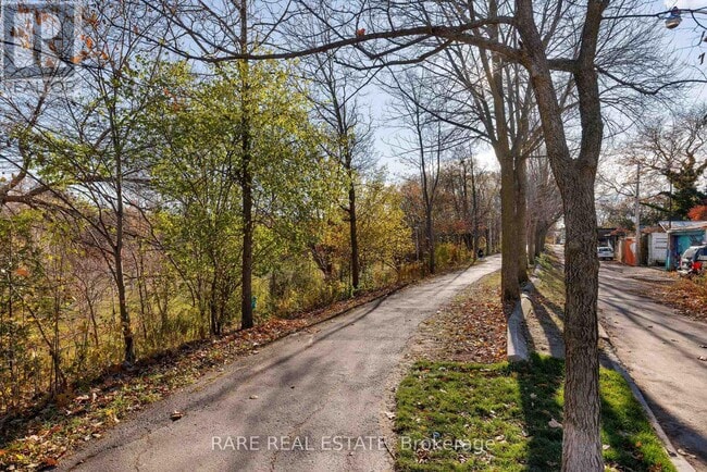 Photo du bâtiment - 451 Montrose Ave