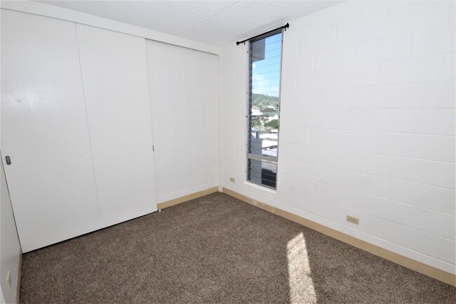 Building Photo - AVAILABLE NOW! 2 BED 1 BATH 1 COVERED PARK...