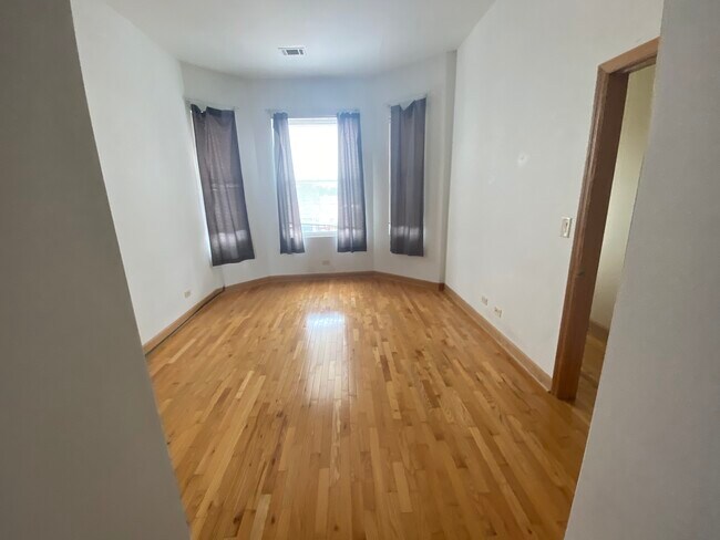 Foto del edificio - 2323 N California Ave