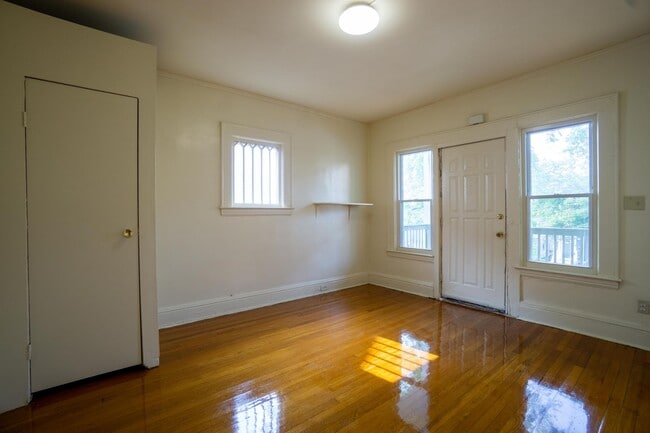 Building Photo - Beautiful First Floor Flat with Front Porc...