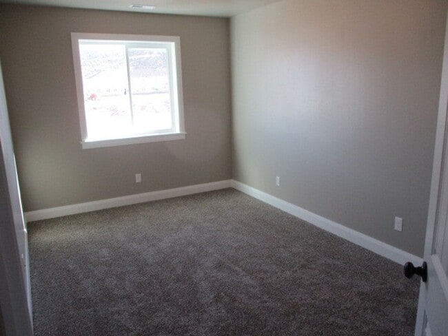 Building Photo - 3 bed - 2.5 bath - Newer town home living ...