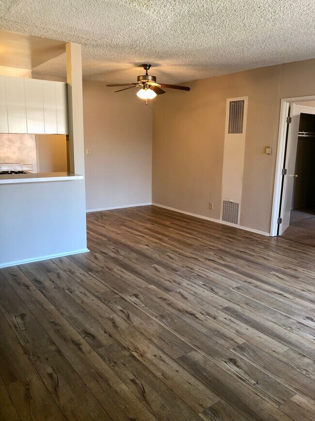 Foto del edificio - 11840 Chandler Blvd