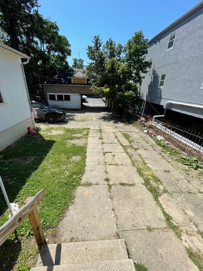 Building Photo - Large Brick 7 bedroom home