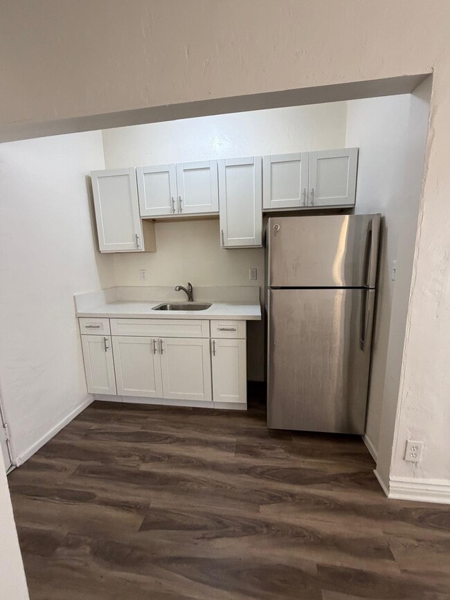 Building Photo - 111 S Manhattan Pl