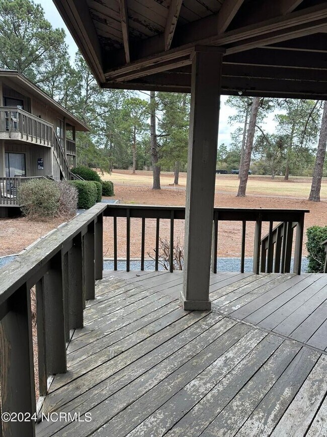 Building Photo - This unit overlooks the 18th fairway of th...