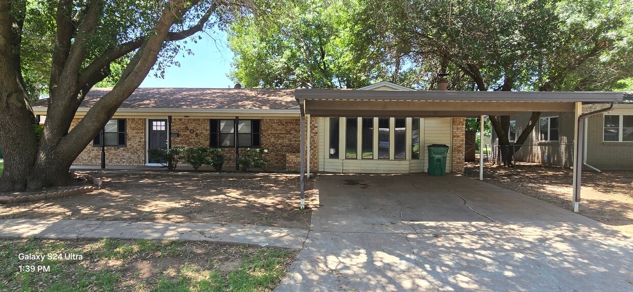 Primary Photo - 806 Easy St