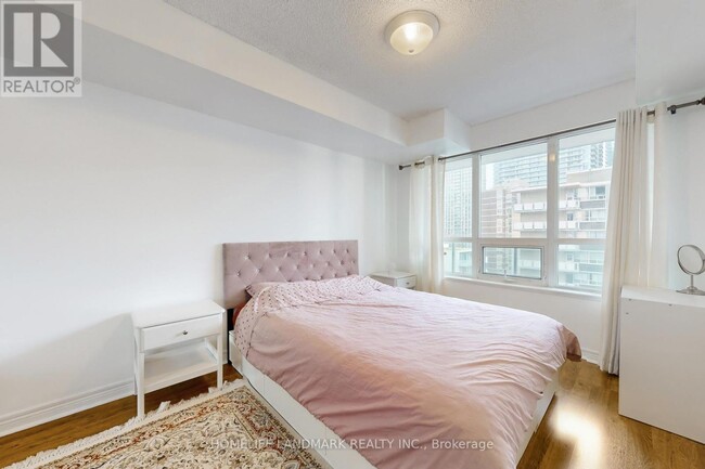 Photo du bâtiment - 212-212 Eglinton Ave E