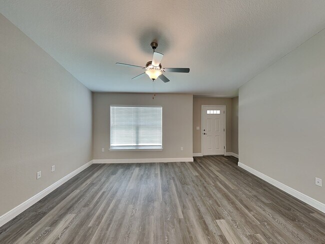 Building Photo - 8520 N Sussex Dr