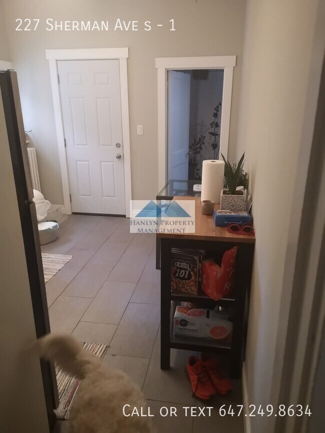 Building Photo - Spacious 1 Bedroom Main Floor