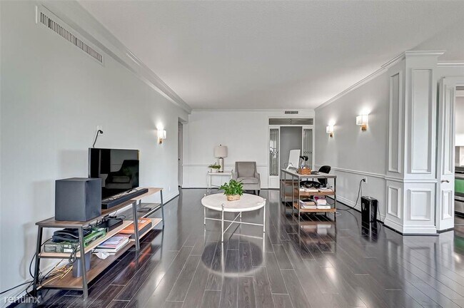 Building Photo - 1 br, 1.5 bath Condo - 1 N Illinois St