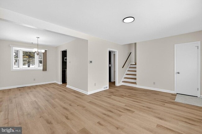 Building Photo - 154 Valleybrook Rd E