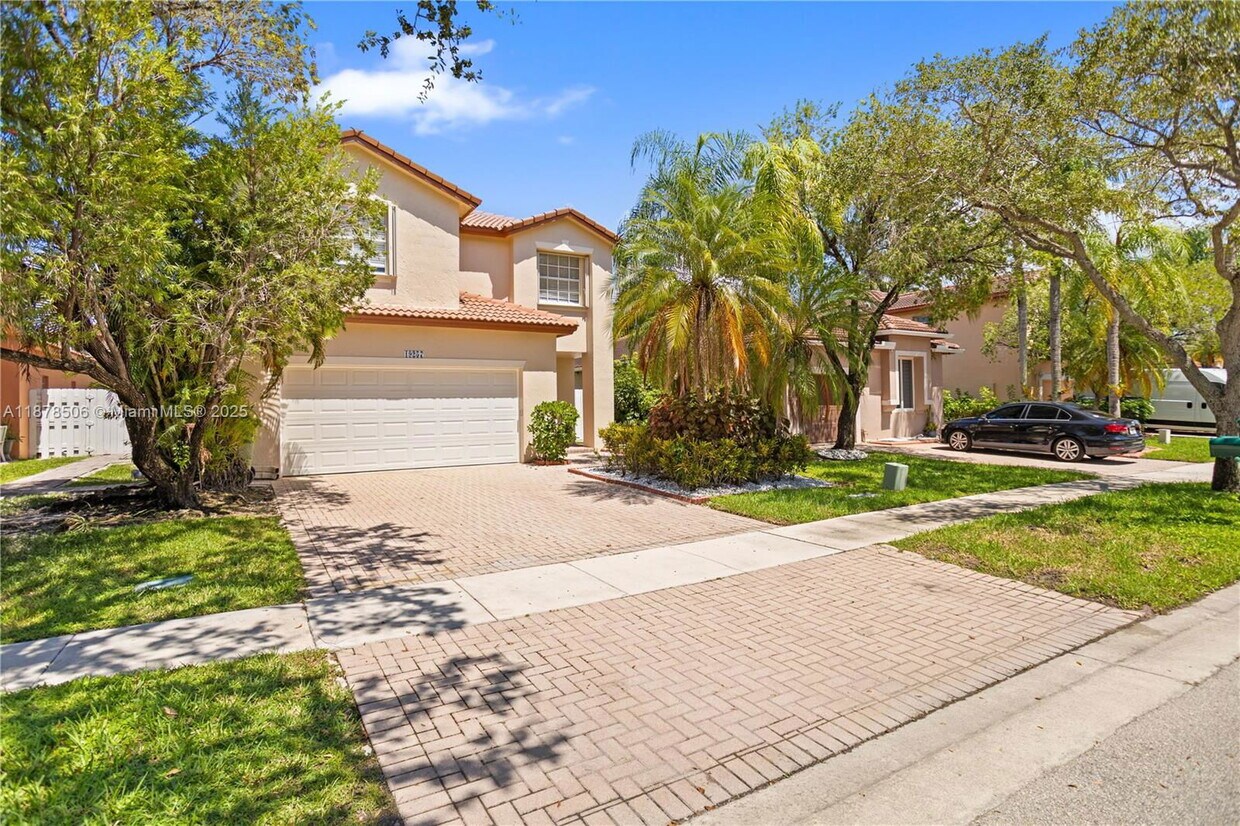 Foto principal - 19257 NW 13th St