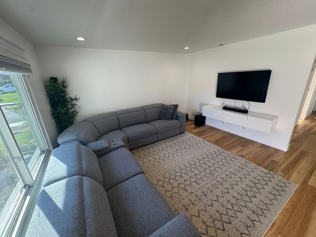 Foto del edificio - Bright and Modern 3BD/2BA Single-Family Ho...