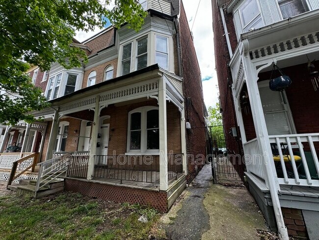 Building Photo - 504 W King St