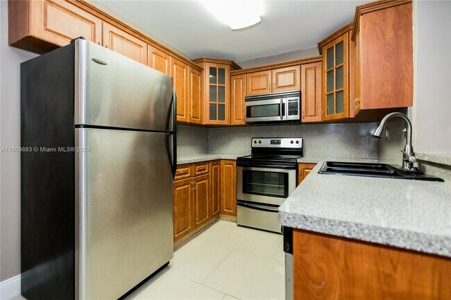 Foto del edificio - 9491 Palm Cir S