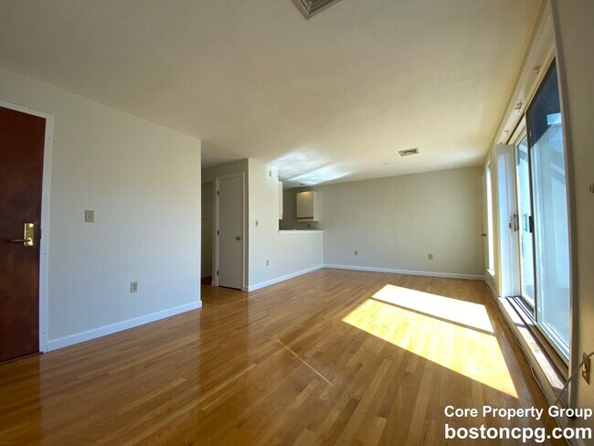 Foto del edificio - 12 Greenough Ln