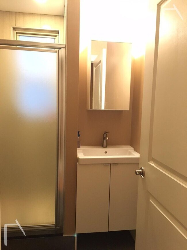 Building Photo - Unique BU Apt For You. 9/1/26!