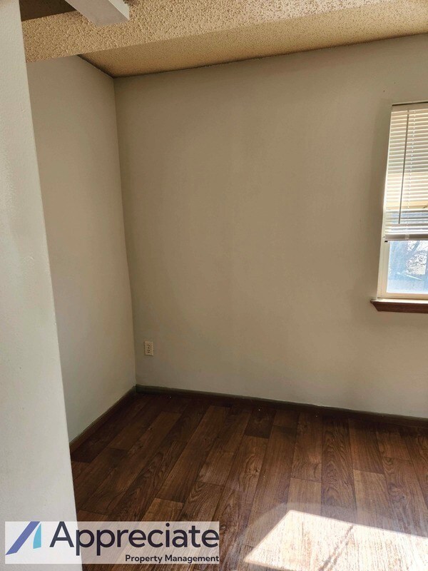 Primary Photo - 2637 Delavan Ave
