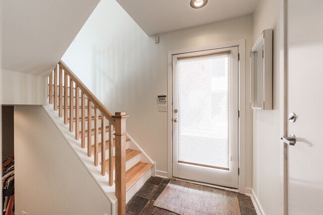 Building Photo - 860 N Elston Ave