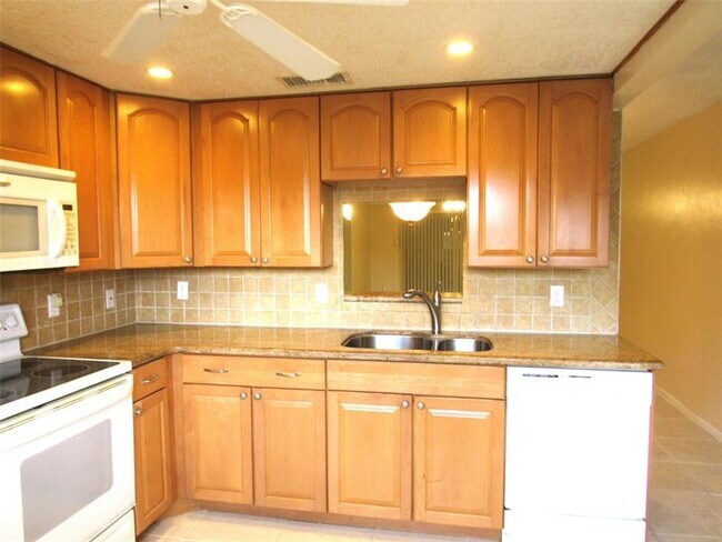 Building Photo - 3001 Portofino Isle