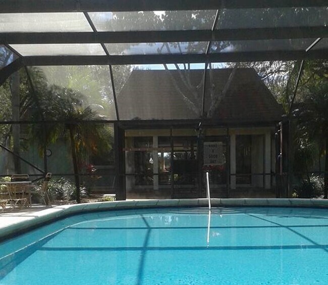 Piscina y casa club con mosquiteros para eventos. - 3940 Arelia Dr S