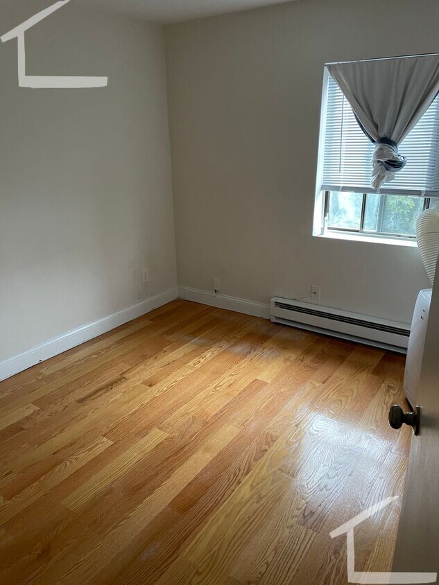 Building Photo - Nicely renovated studio available now!