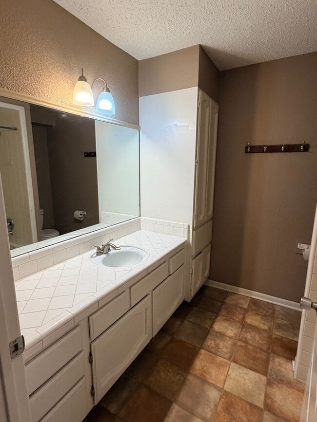 Foto del edificio - Don't miss out! Large 2/2 apartment