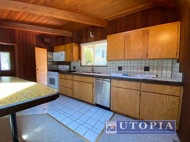 Building Photo - 215 Blackpoint Ln