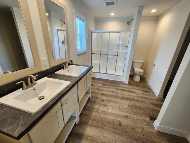 Building Photo - 498 Vermont